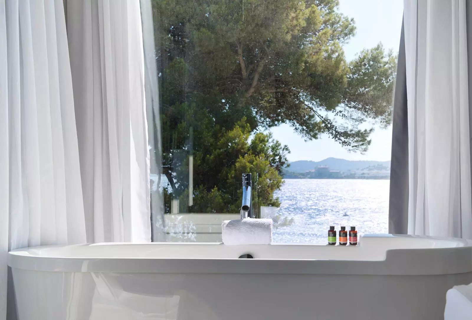 An bathtub an ME Suite le radharcanna farraige ME Ibiza