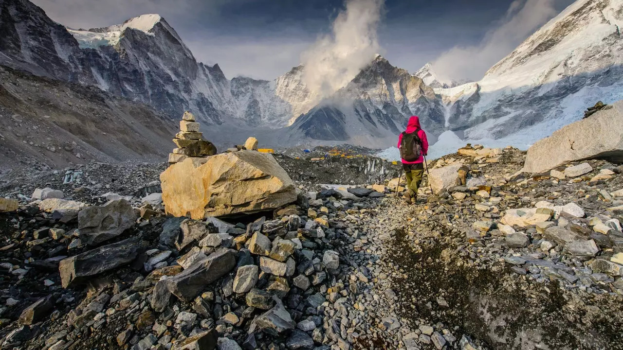 Një grua spanjolle dhe një sherpa heqin një ton mbeturina nga Everesti - dhe ju mund t'i ndihmoni ata -