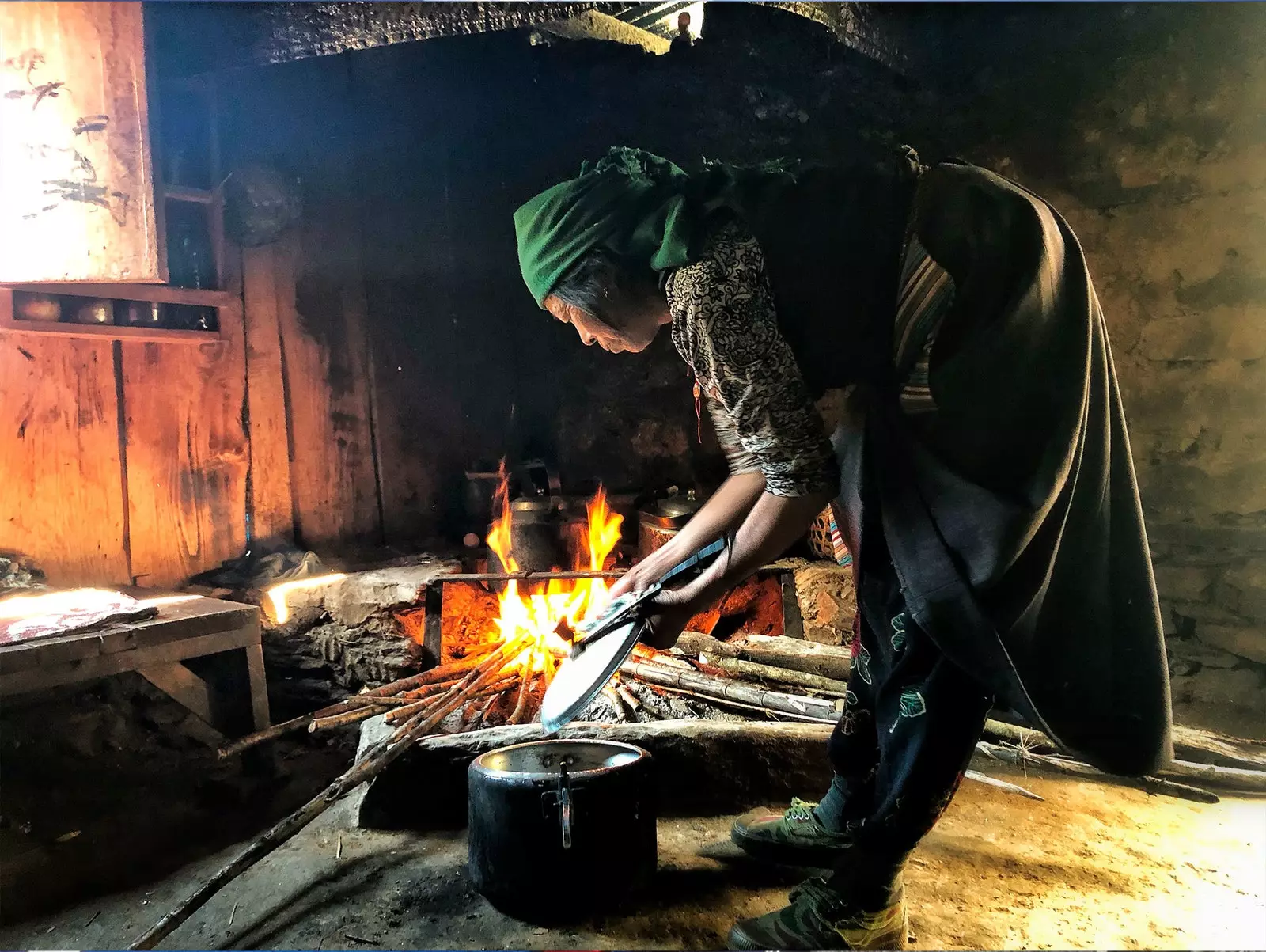 Mak lakpa masak 'mi' atas api di rumah