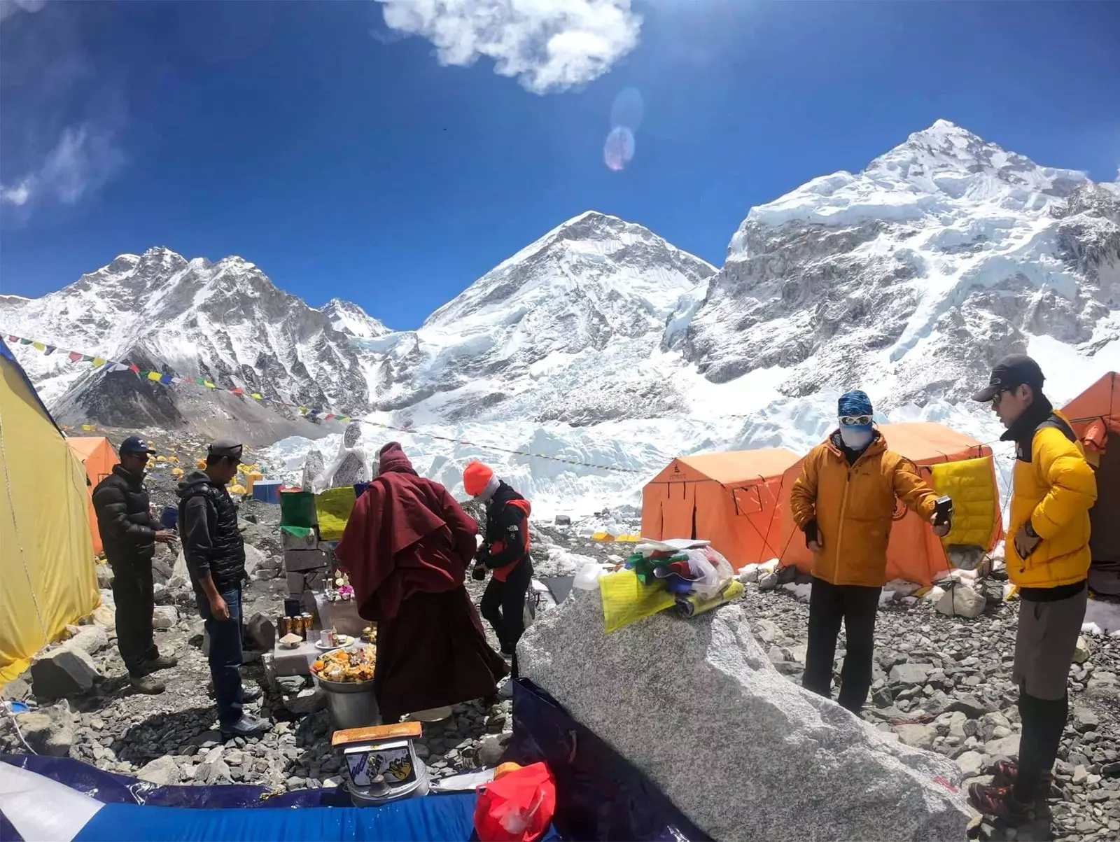 Një lama përgatitet për të kryer ofertën e ngjitjes në Everest në Kampin Bazë