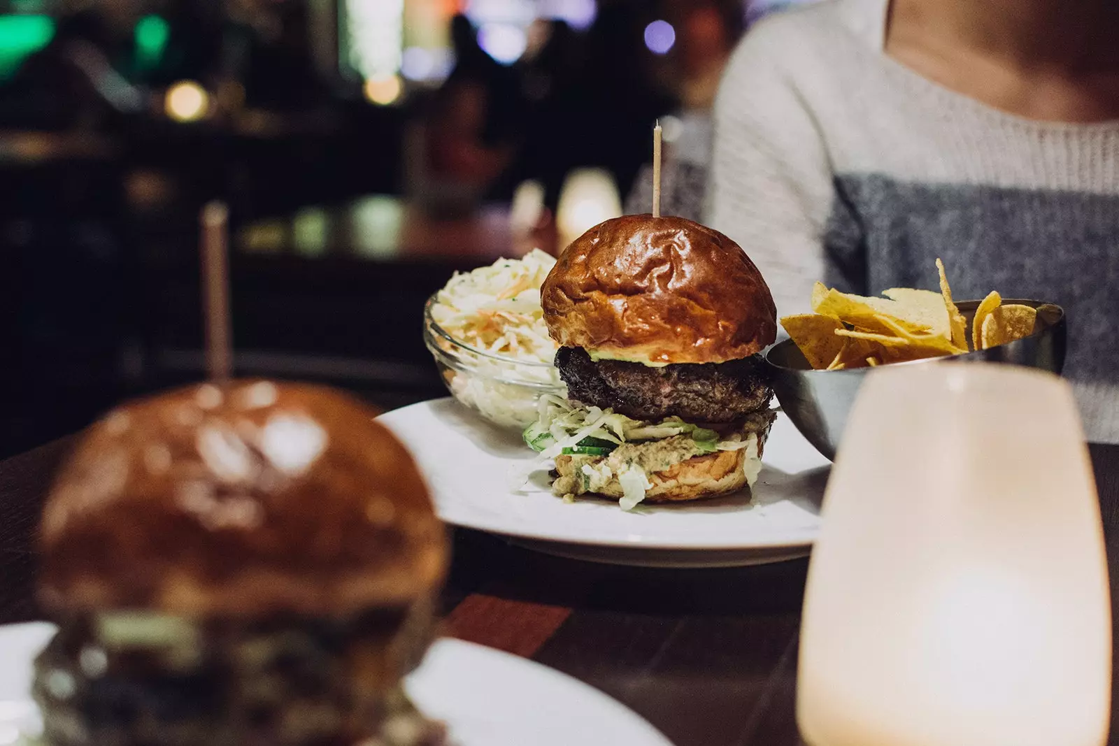 Burger maitseb paremini, kui see on väljast, kuid nad toovad selle koju