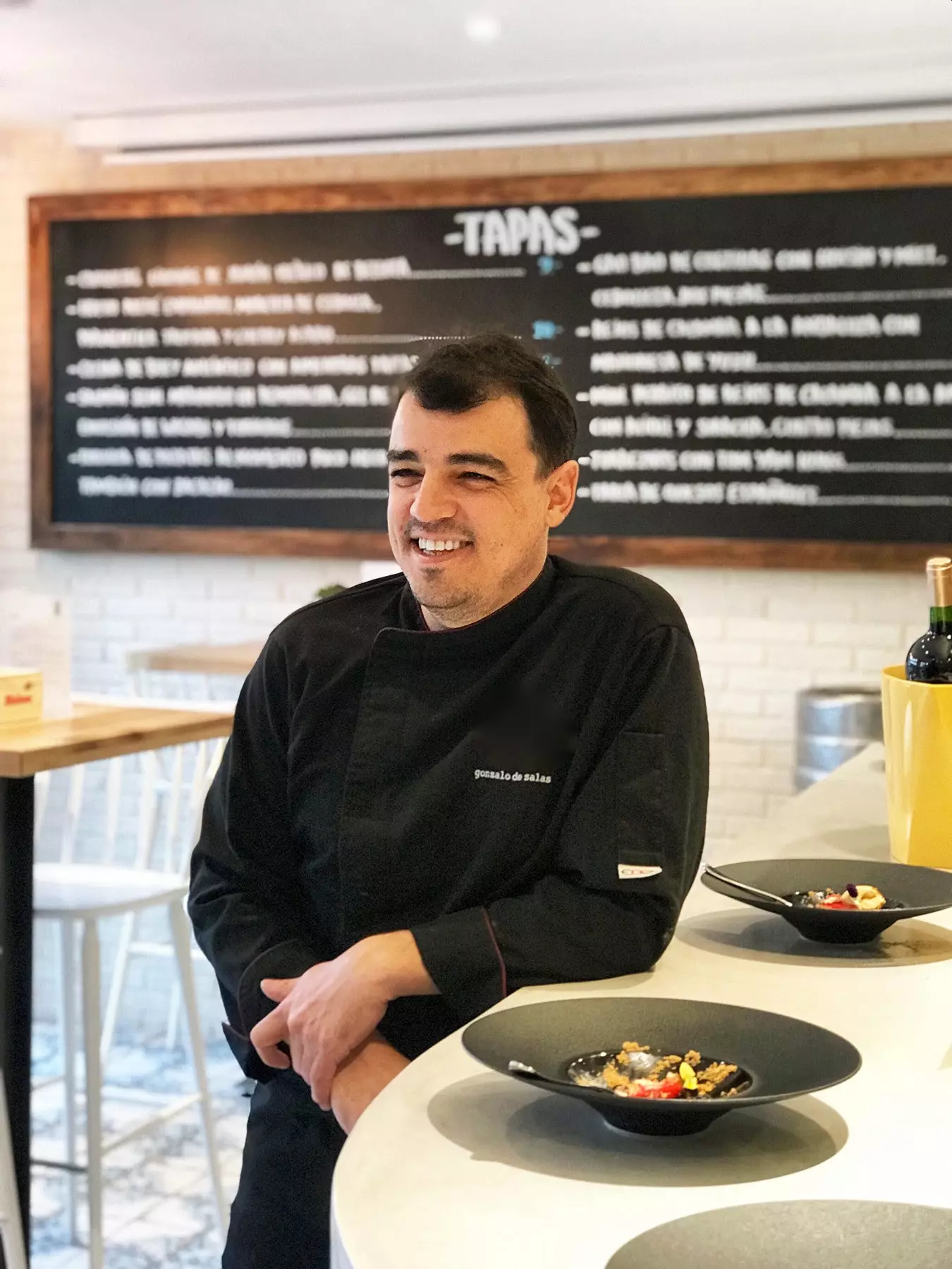 Bucătarul Gonzalo de Salas Smith în zona tapas BocaBoca