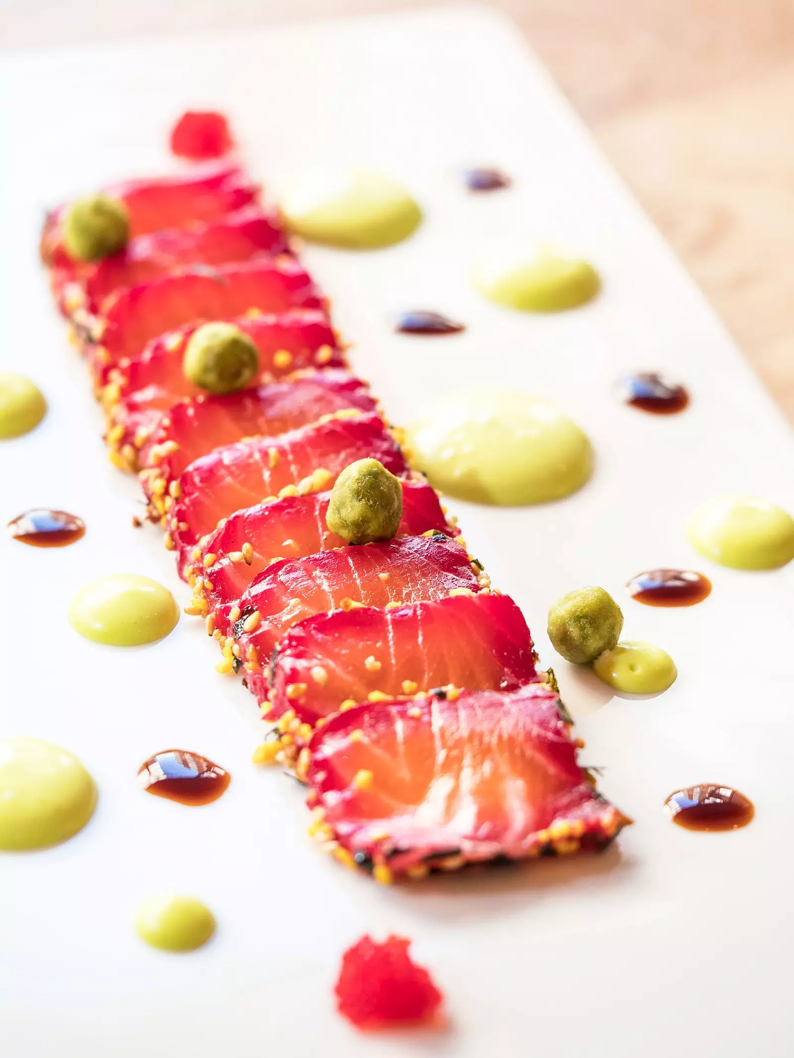 Paulas Lieblingsgericht halbmarinierter Lachs in Rote-Bete-Sojagel-Wasabi-Emulsion und Furikake