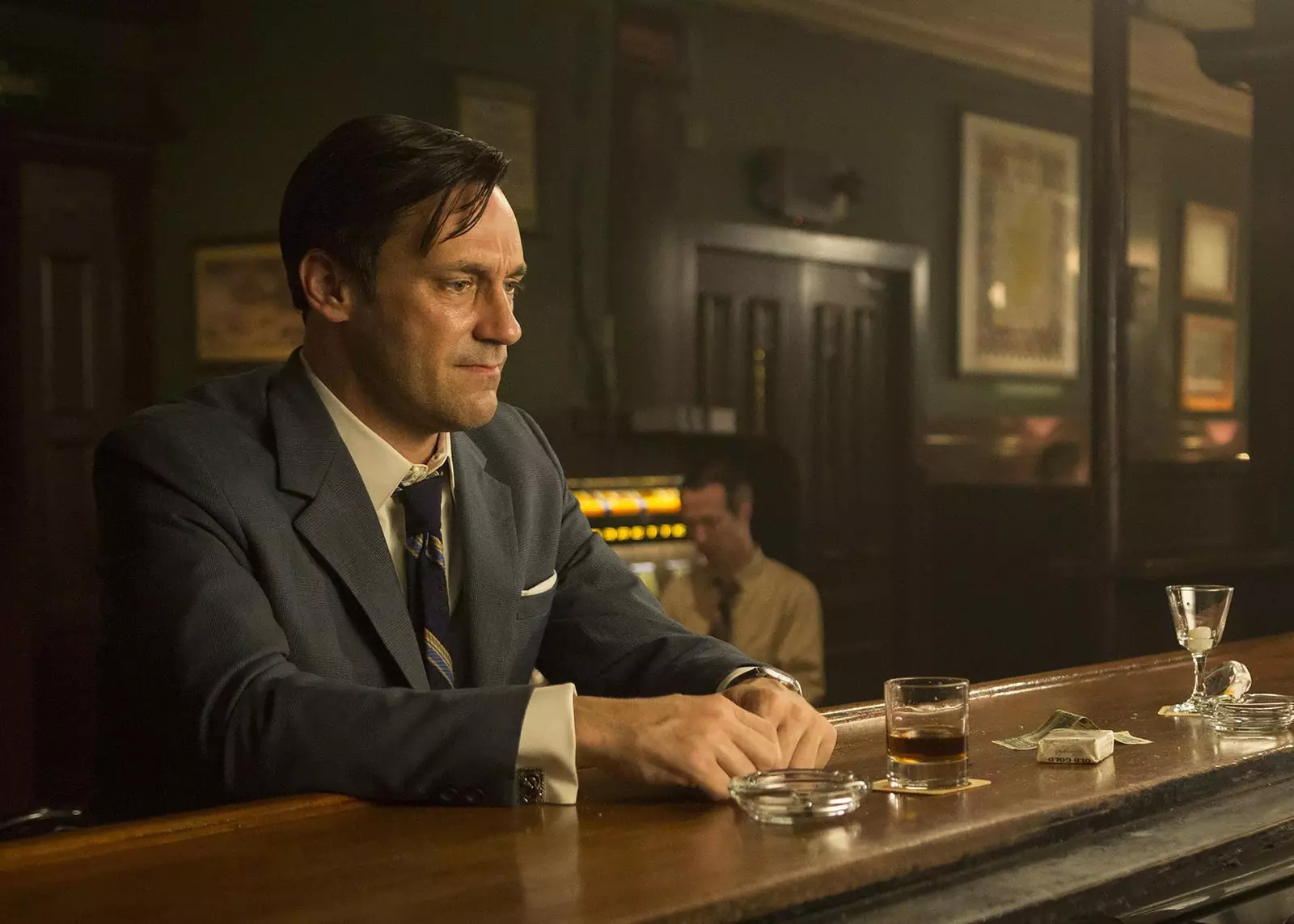 Don Draper donant-se al whisky a Mad Men