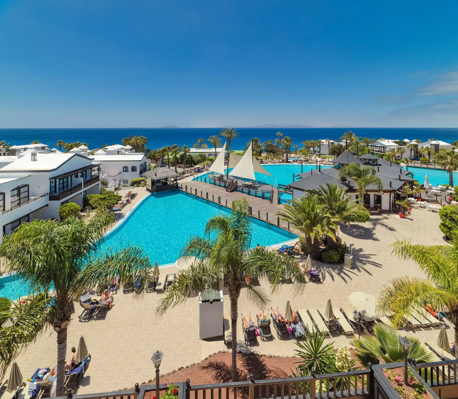 Плувни басейни и градинска зона на H10 Rubicón Hotel Lanzarote.