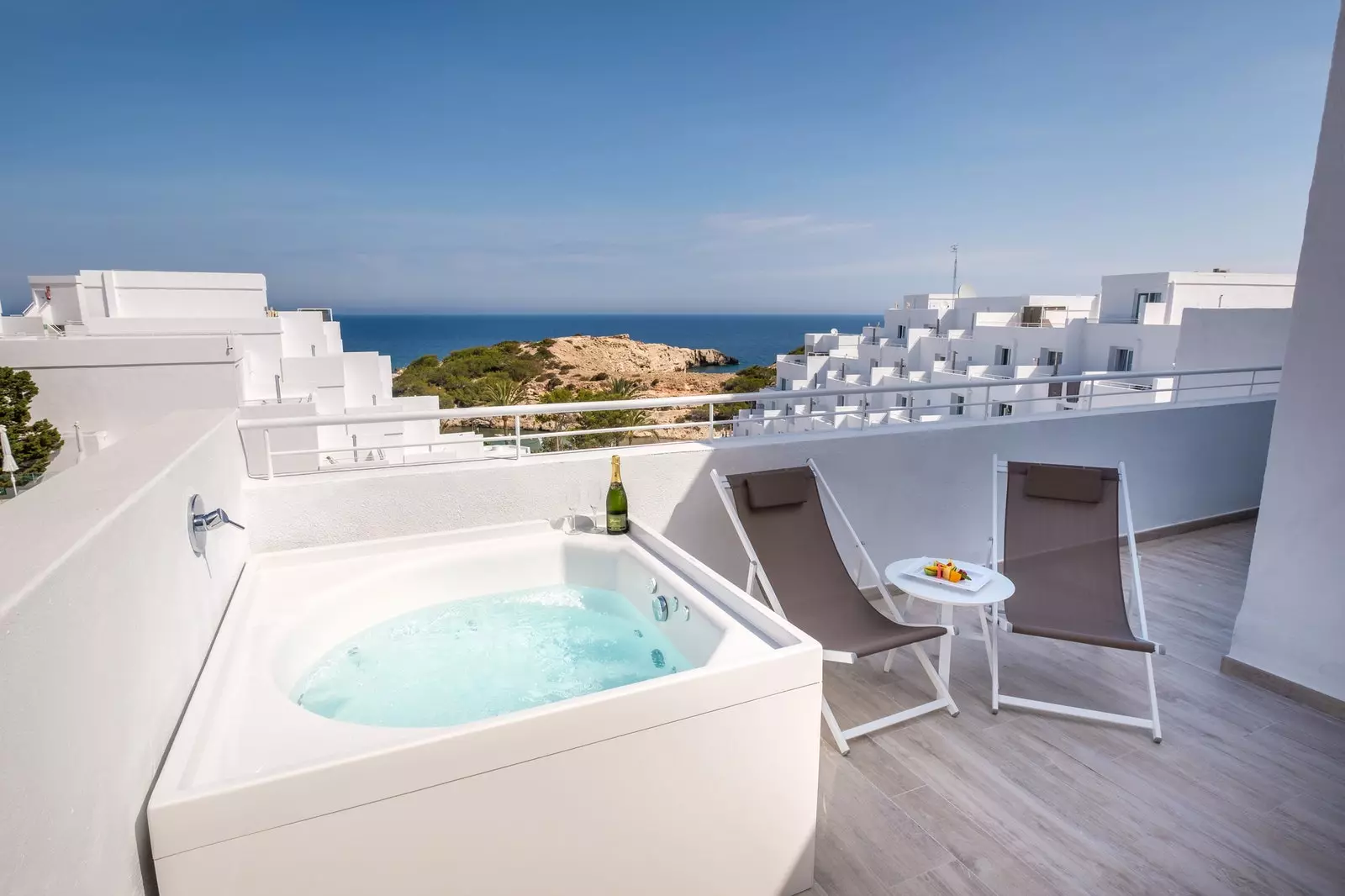 Deluxerum med havsutsikt och hydromassagebadkar på Ibiza Barceló Portinatx hotel.