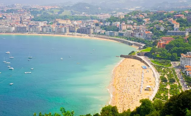 Panorámás kilátás az Ondarreta strandra.