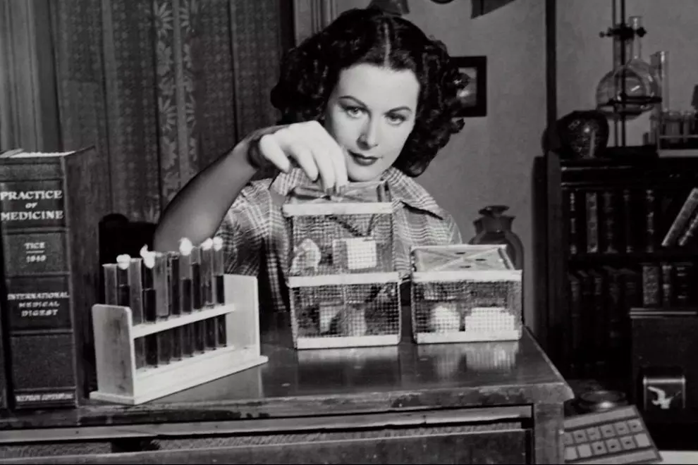 Adegan dari cerita Bombshell the Hedy Lamarr.