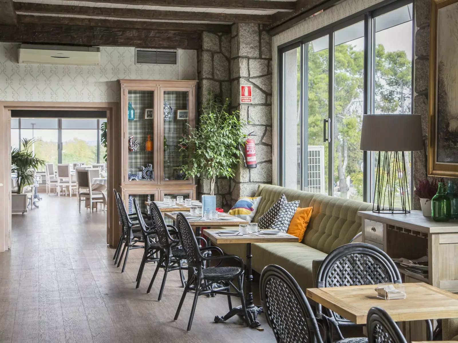 Moderne plass ved siden av baren i Portonovo-restauranten i Madrid.