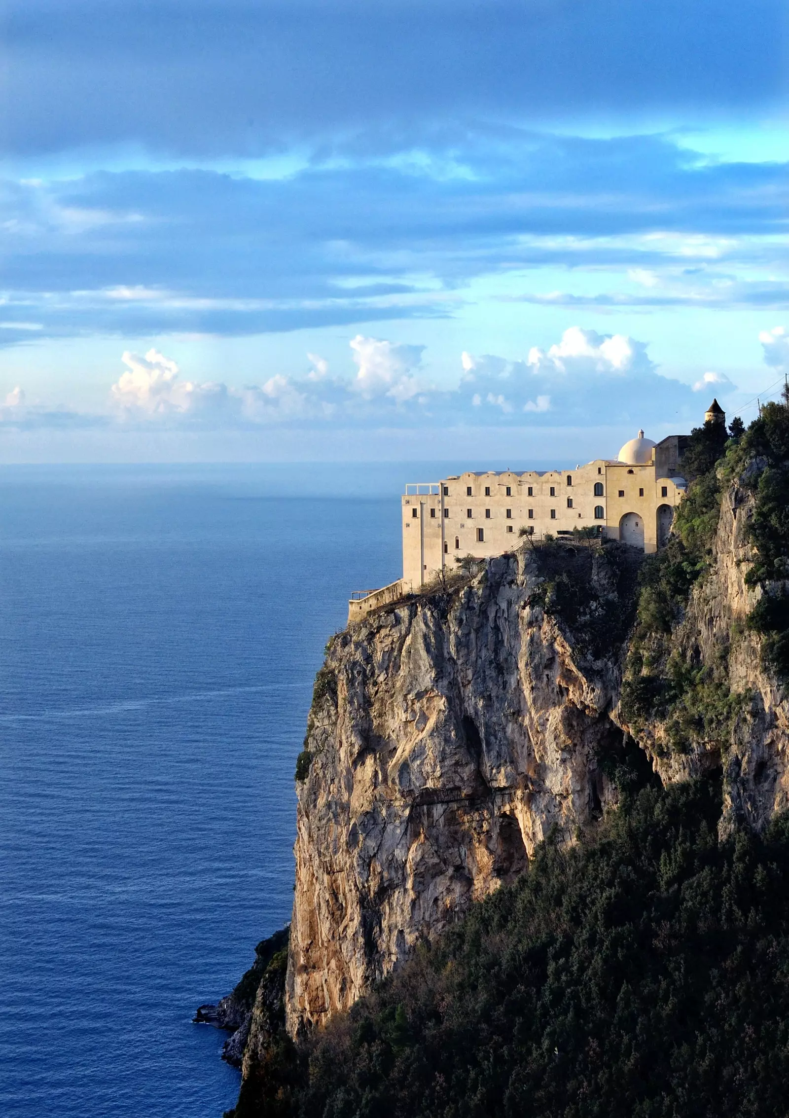 Monastero Santa Rosa Hotel Spa atrodas uz klints Amalfi piekrastē.