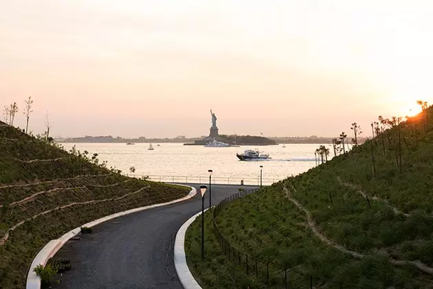 Você quer ver o pôr do sol em frente à Estátua da Liberdade