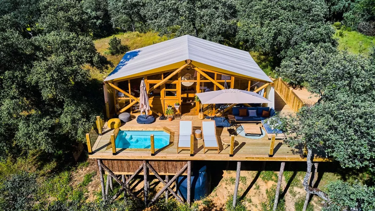 Kabin yang terletak di tengah-tengah pokok oak berusia berabad-abad ini adalah gaya glamping terbaharu Andalusia (dan mereka mempunyai kolam renang peribadi!)