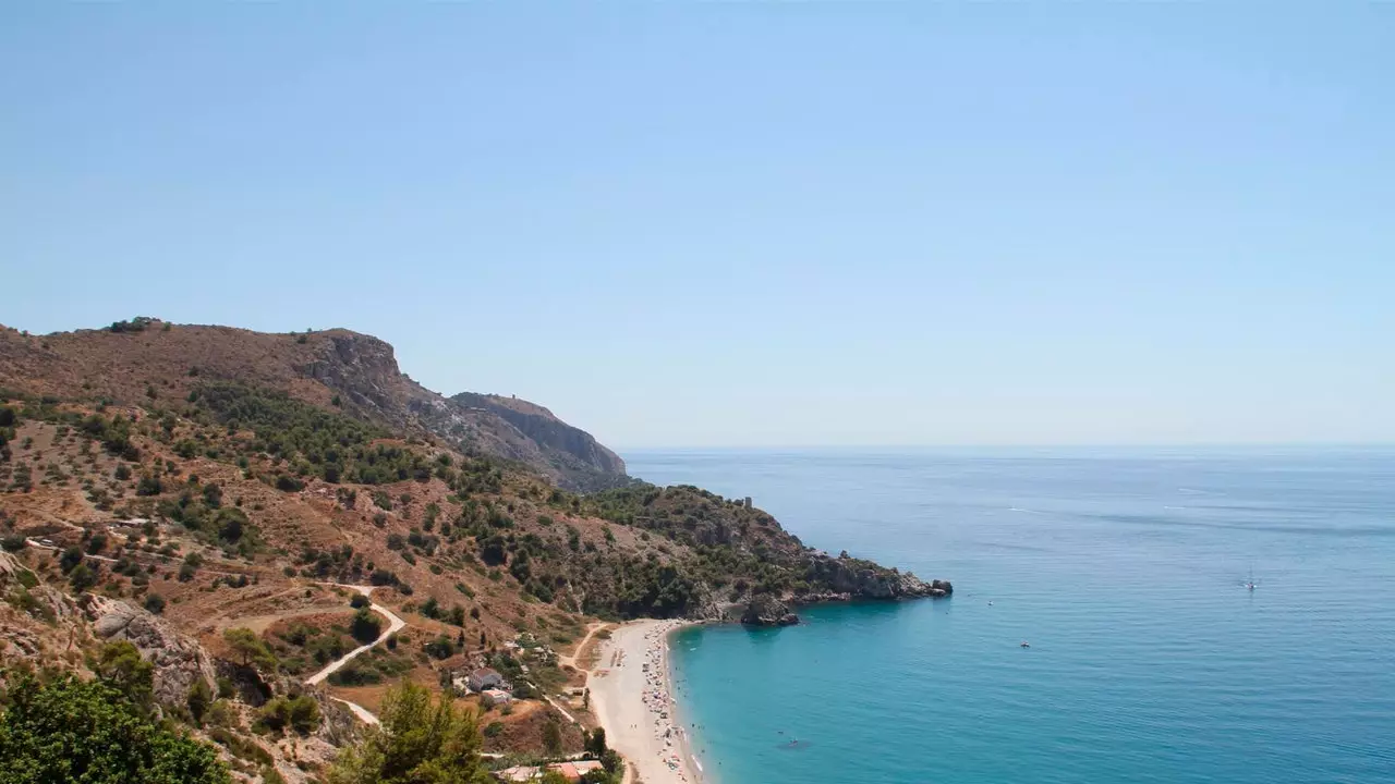 Laissez votre maillot de bain à la maison et plongez dans la beauté de cette plage vierge