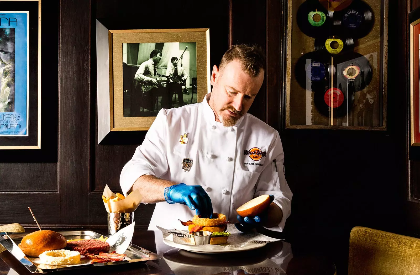 Luciano Leonardi Sous Chef di Hard Rock Cafe Madrid menyiapkan Burger Legendaris Asli