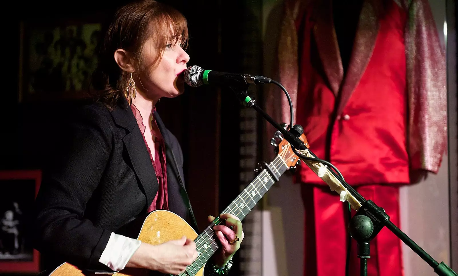 Suzanne Vega tijdens een benefietconcert in het Hard Rock Cafe Madrid