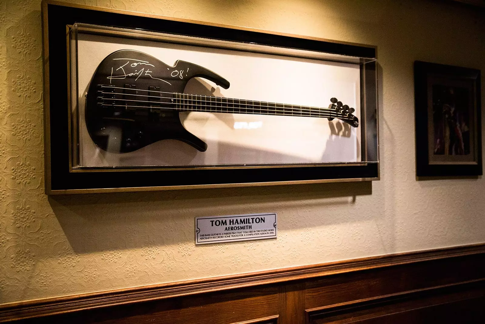 Tom Hamilton bassist gitaar Aerosmith Hard Rock Cafe Madrid