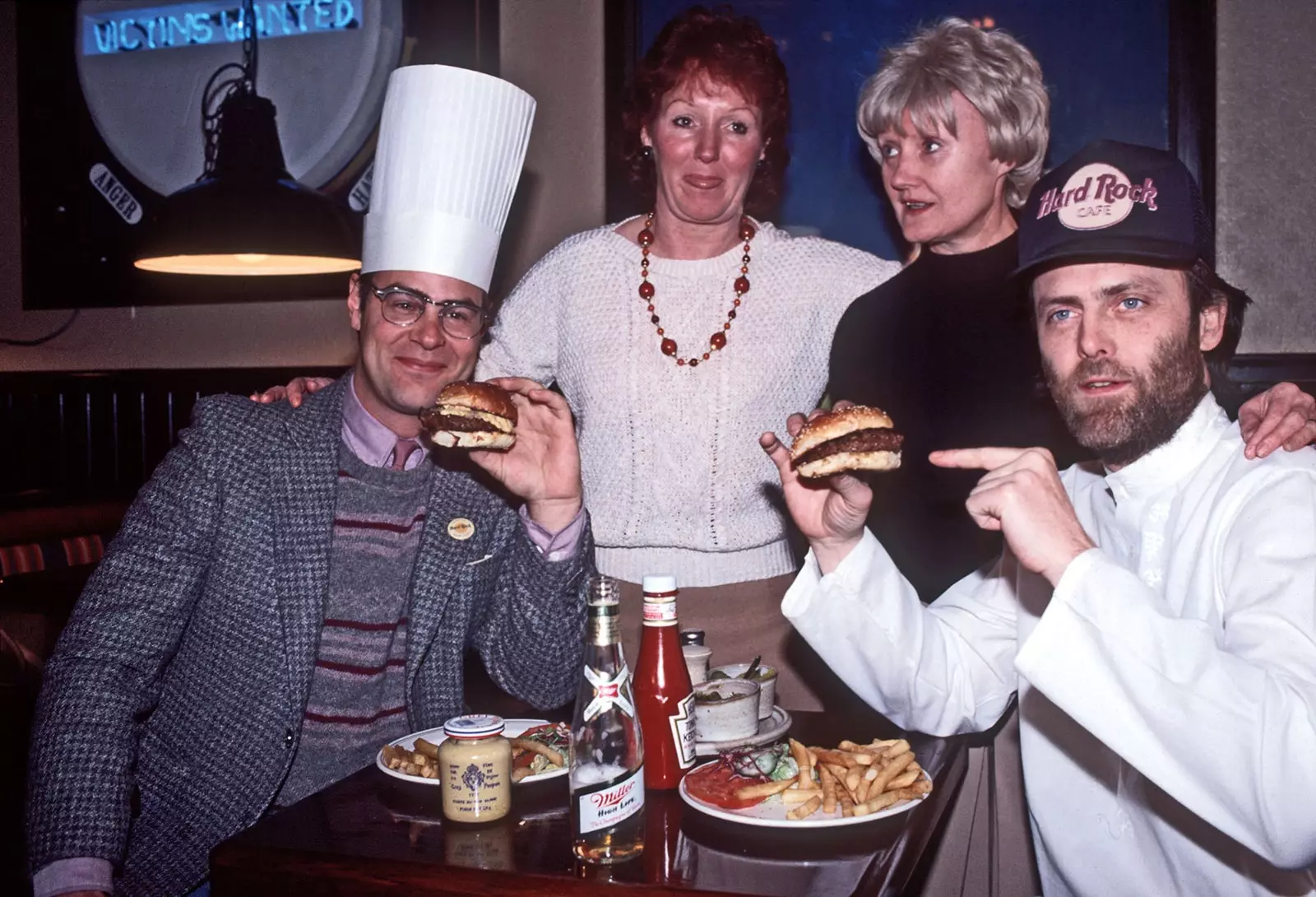 din stânga la dreapta actorul Dan Aykroyd cu Isaac Tigrett fondatorul primului Hard Rock Cafe