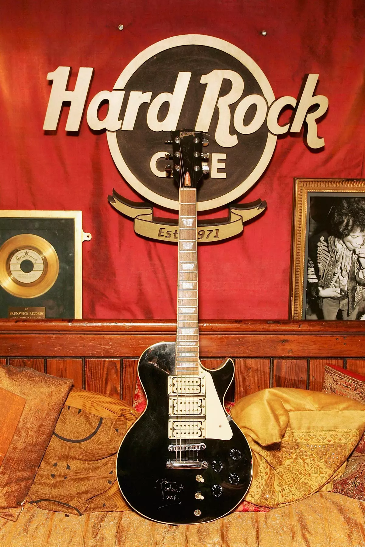 Gitar terkenal Pete Townshend peninggalan kedua Hard Rock Cafe