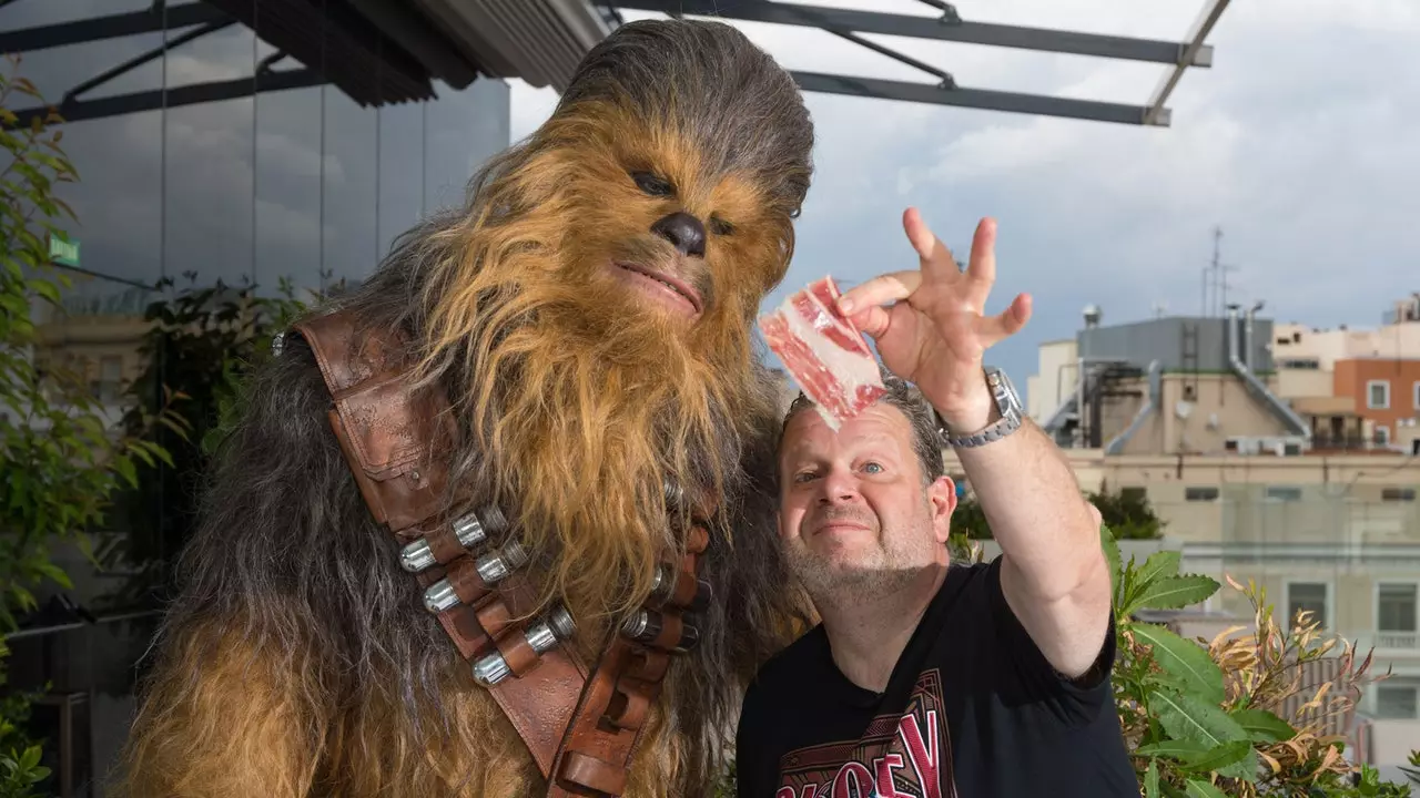 Chewbacca mokosi pjaustyti kumpį su Chicote