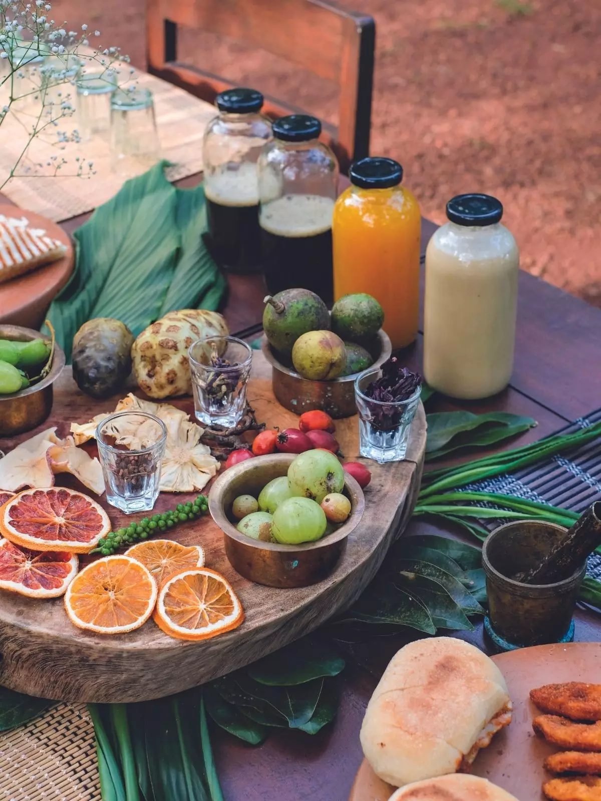 Buah-buahan dan botol jus di atas meja