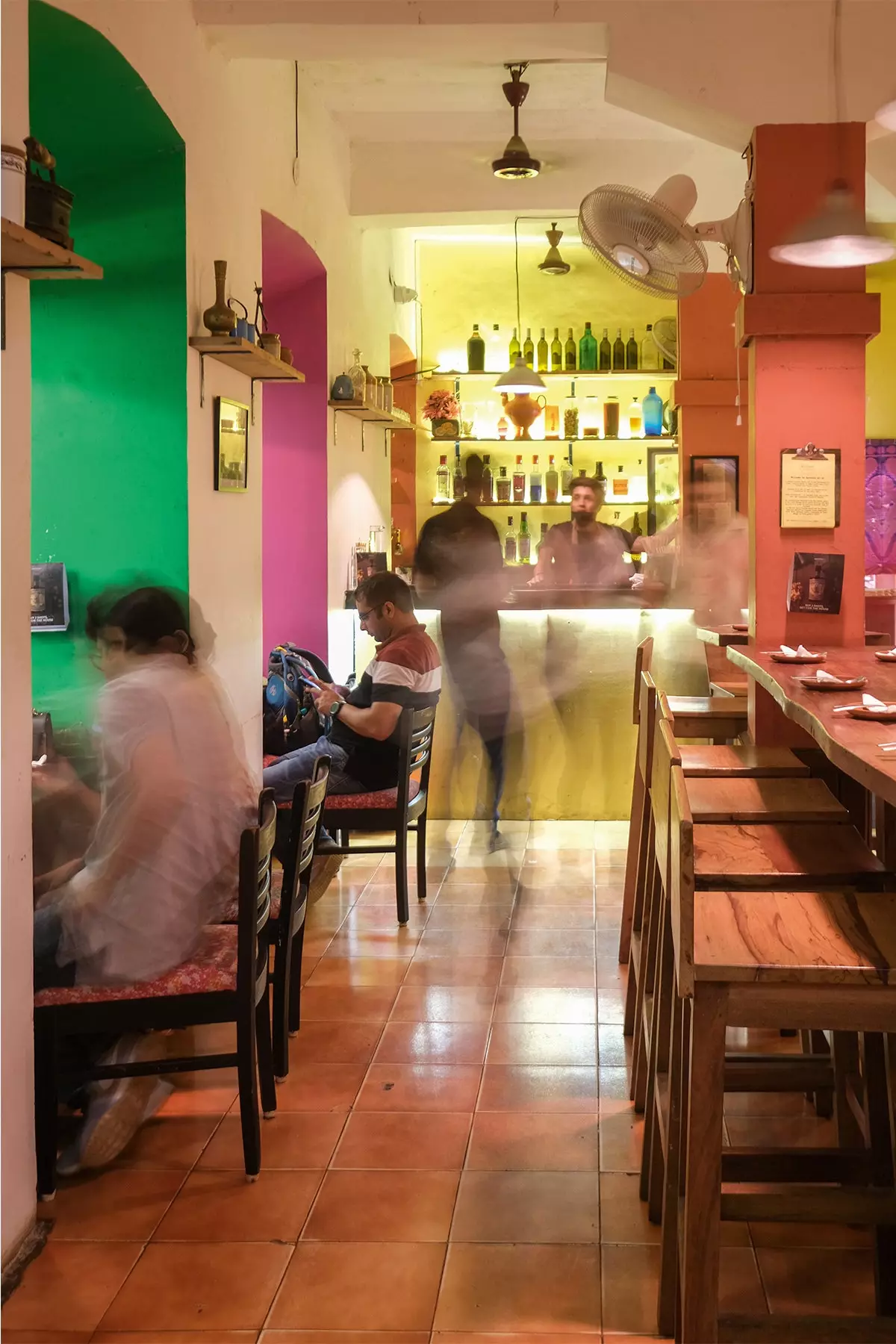 Salle de restaurant avec des gens assis à des tables