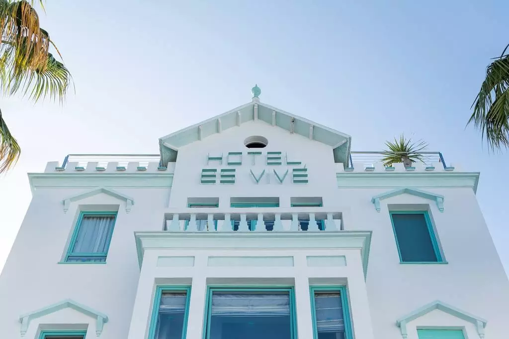 De gevel van het MiM Ibiza Hotel is van binnen net zo glamoureus als van buiten.