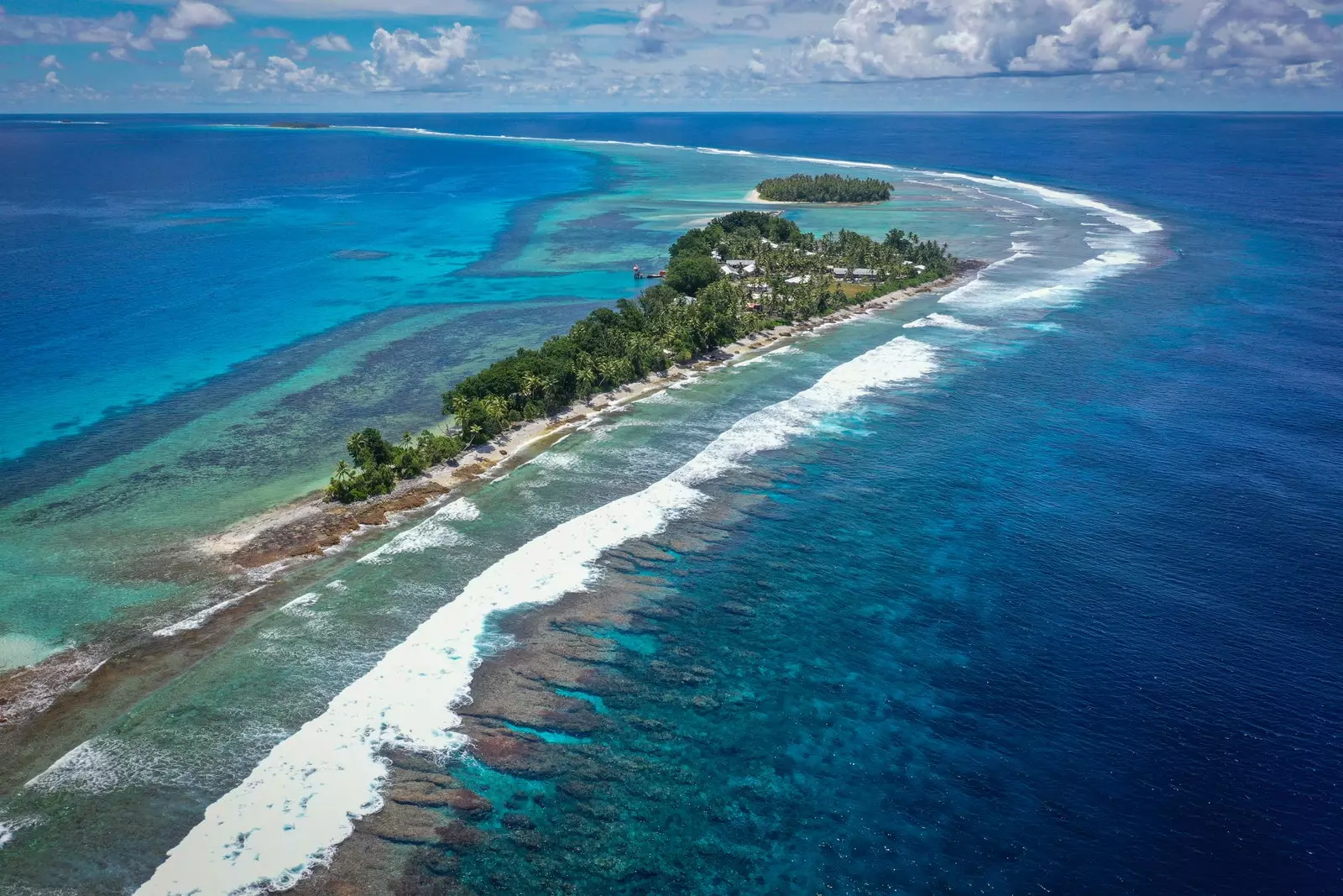 Nhìn từ trên không của các đảo Tuvalu Polynesia.