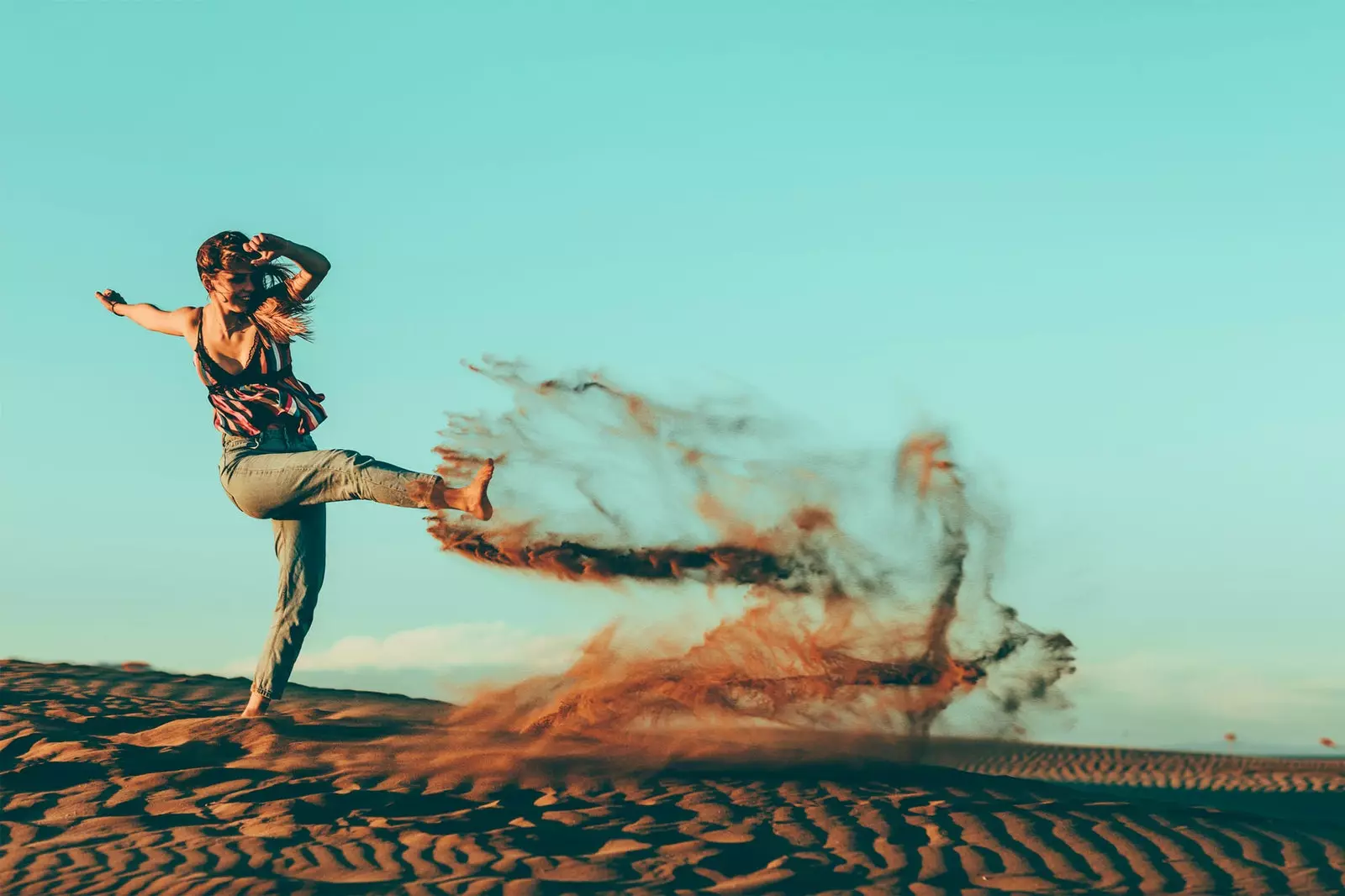 ragazza nel deserto che gioca