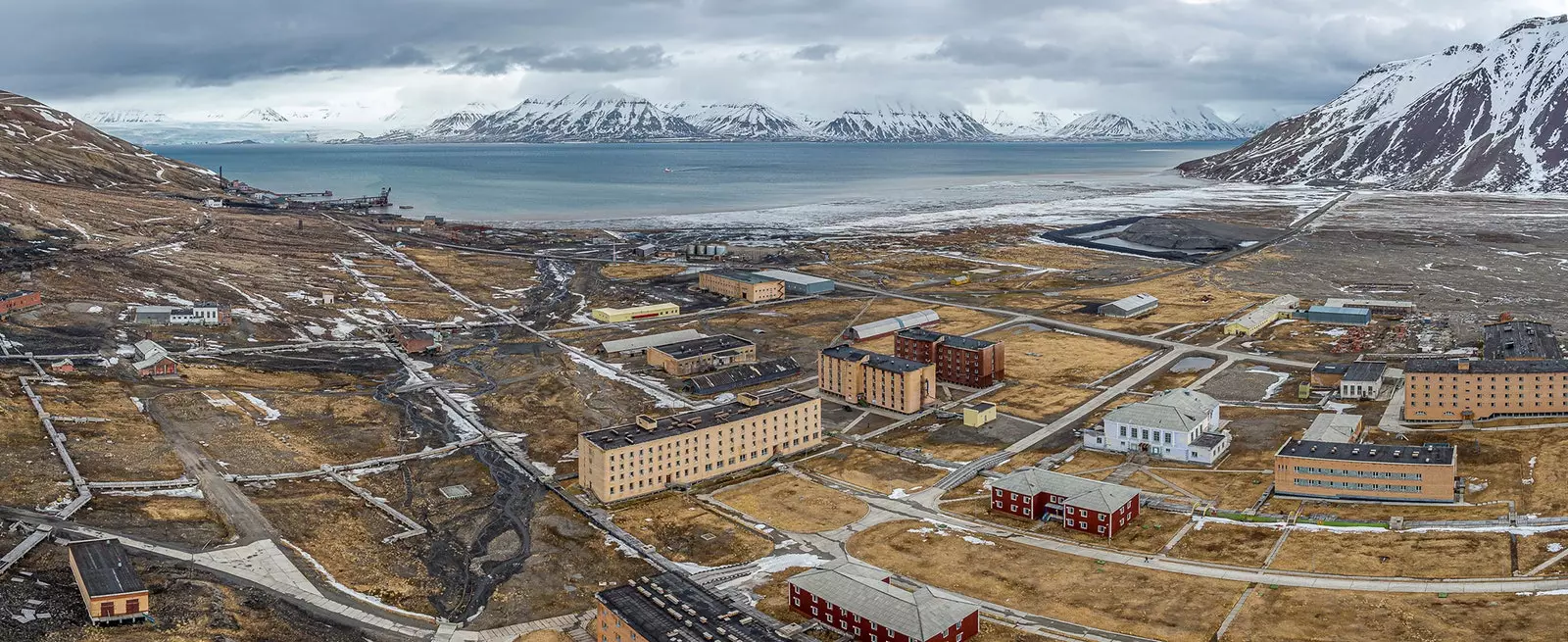 Panoramisch van wat er overblijft van Pyramiden