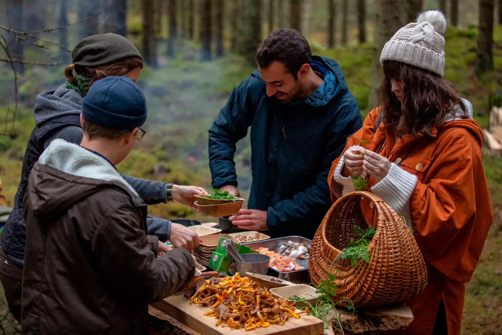 スウェーデンの自然の中で料理をする友達