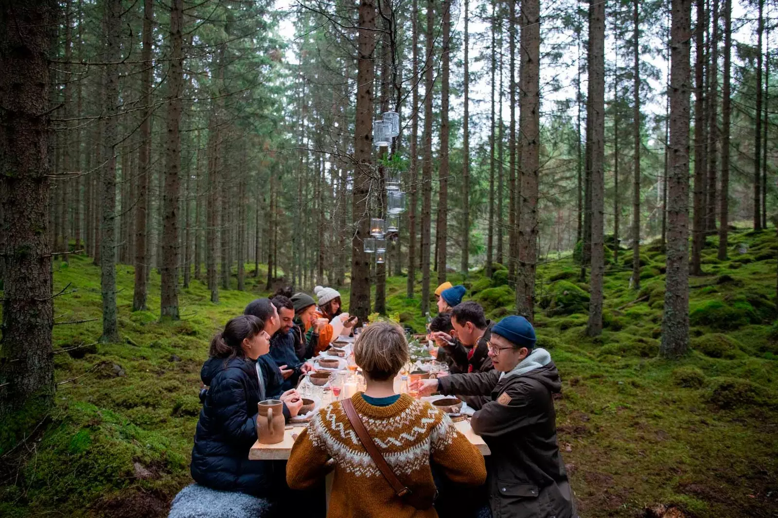 venner som spiser midt i skogen