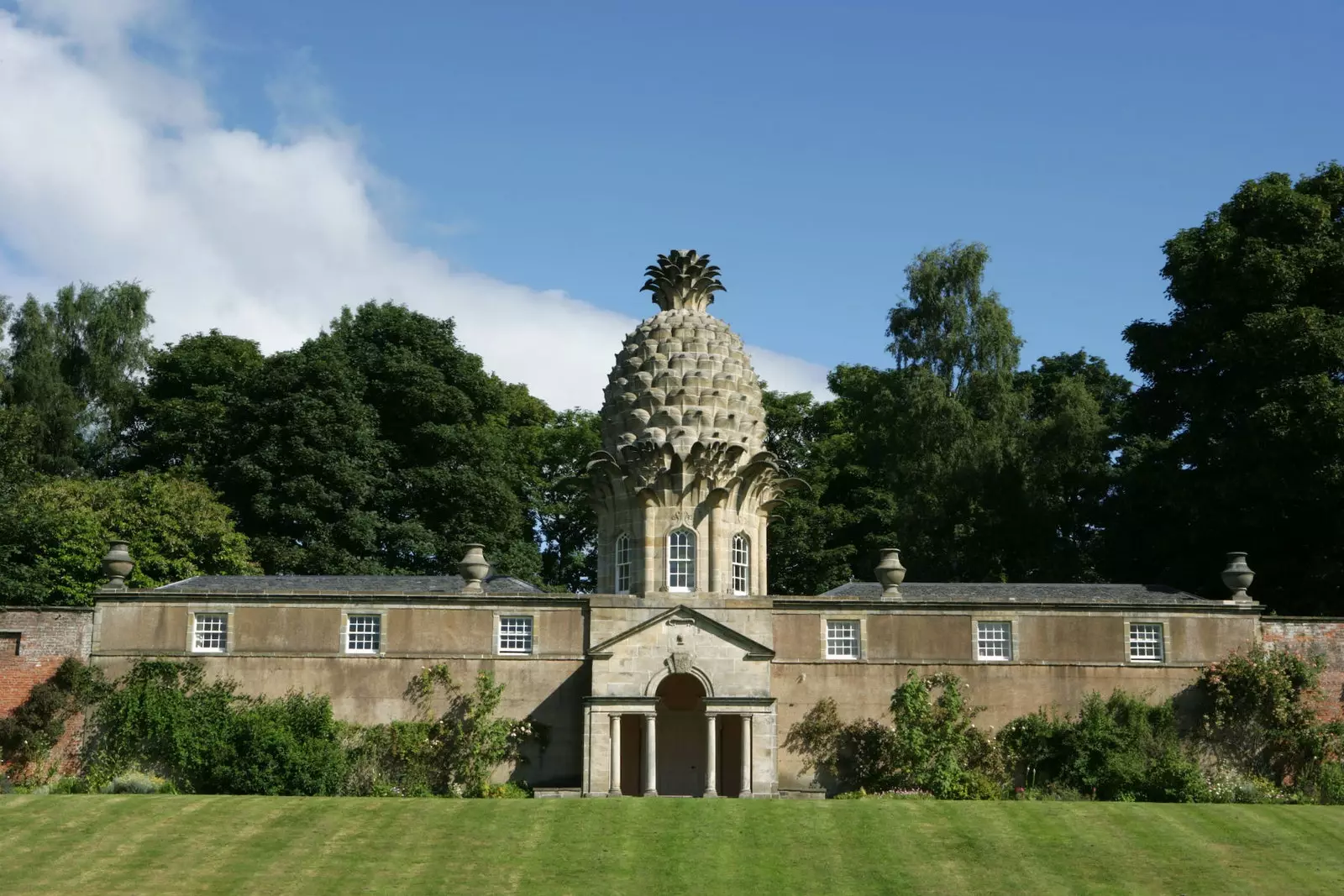 The Pineapple một ngôi nhà mùa hè ở Dunmore Scotland.