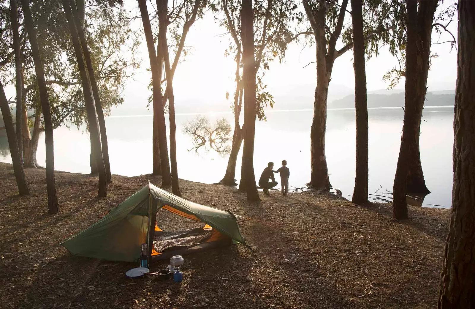 far och son camping i naturen