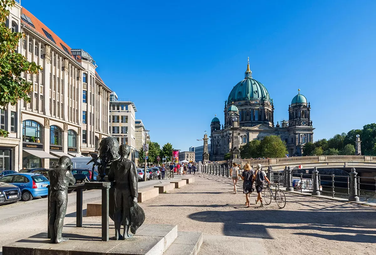 Sólin birtist stundum í Berlín