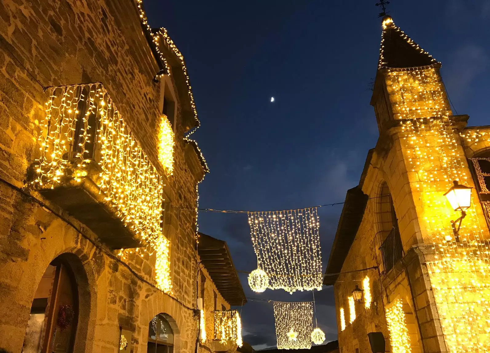 Puebla de Sanabria Gewinner des von Ferrero Rocher organisierten Wettbewerbs „Wrap your Town with Light“.