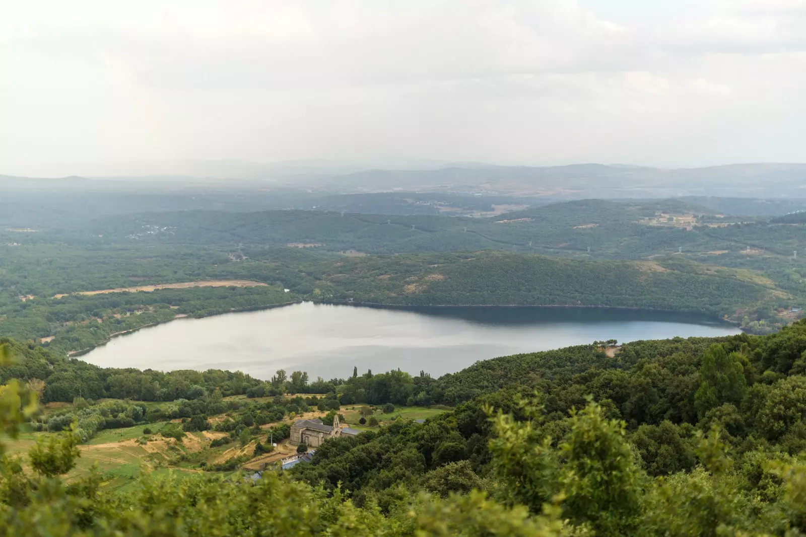 Passeie pelo lago Sanabria em um catamarã vento-solar com visão subaquática.