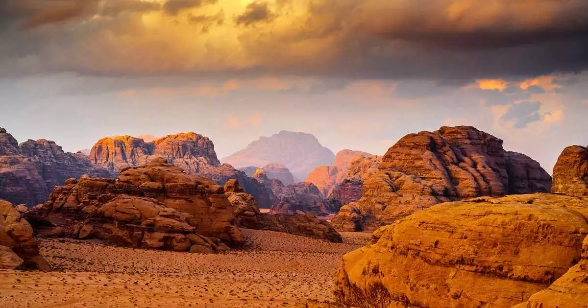 Coucher de soleil dans le désert Wadi Rum Jordan.