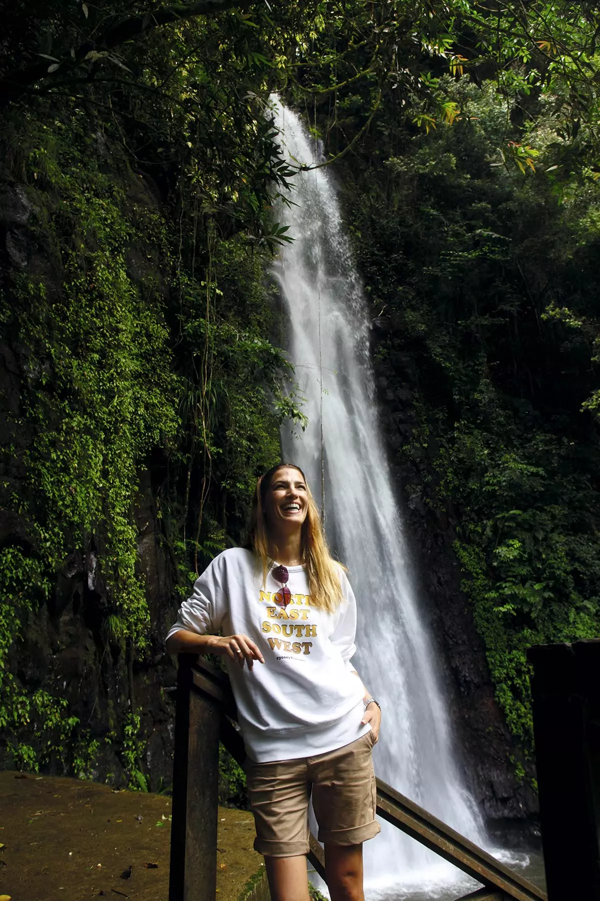 Laura Snchez kwenye maporomoko ya maji ya San Nicols akiwa na jasho la jasho la YoSoyTraveler