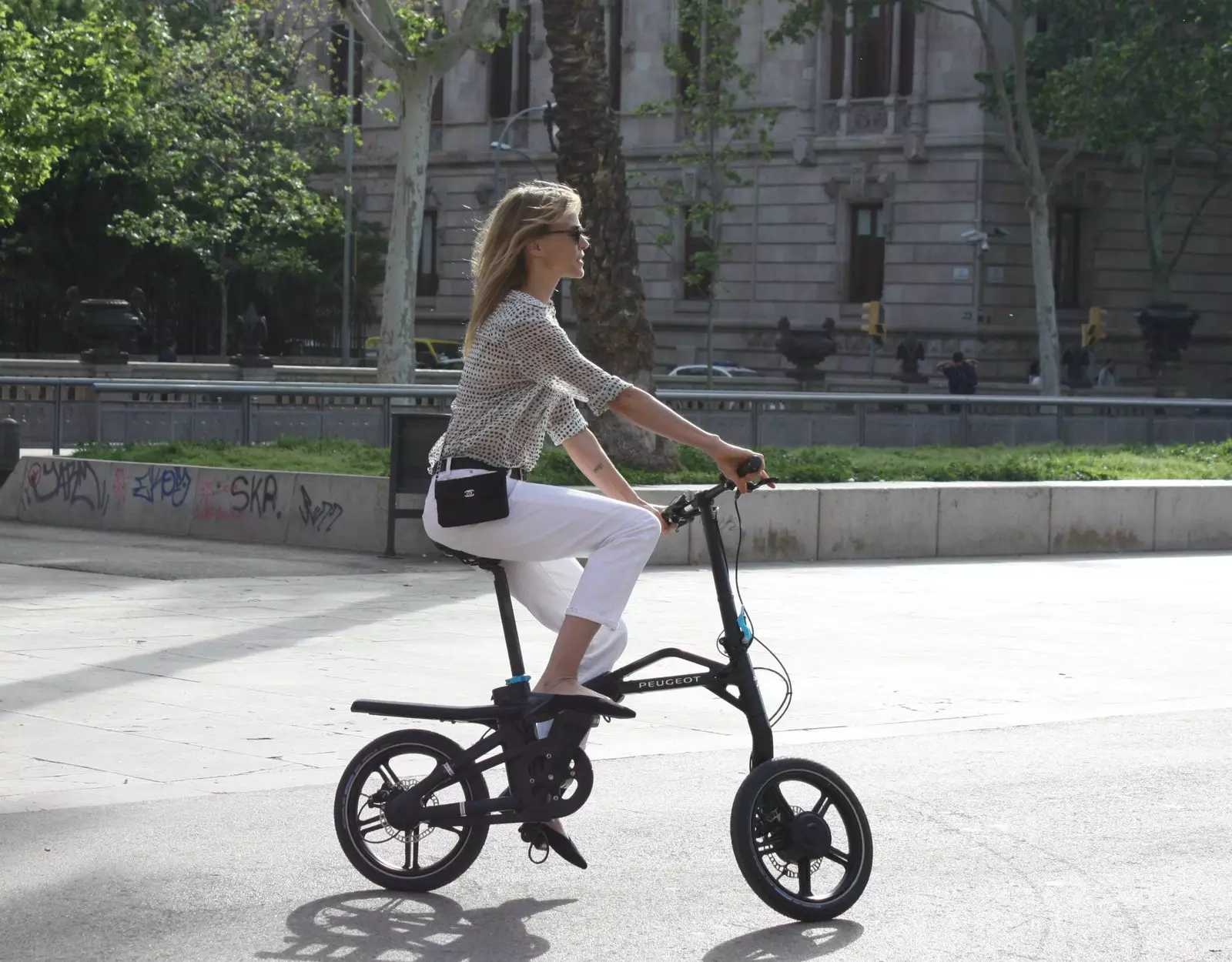 Verónica Blume runt Barcelona på Peugeot eF01 hybridcykel.