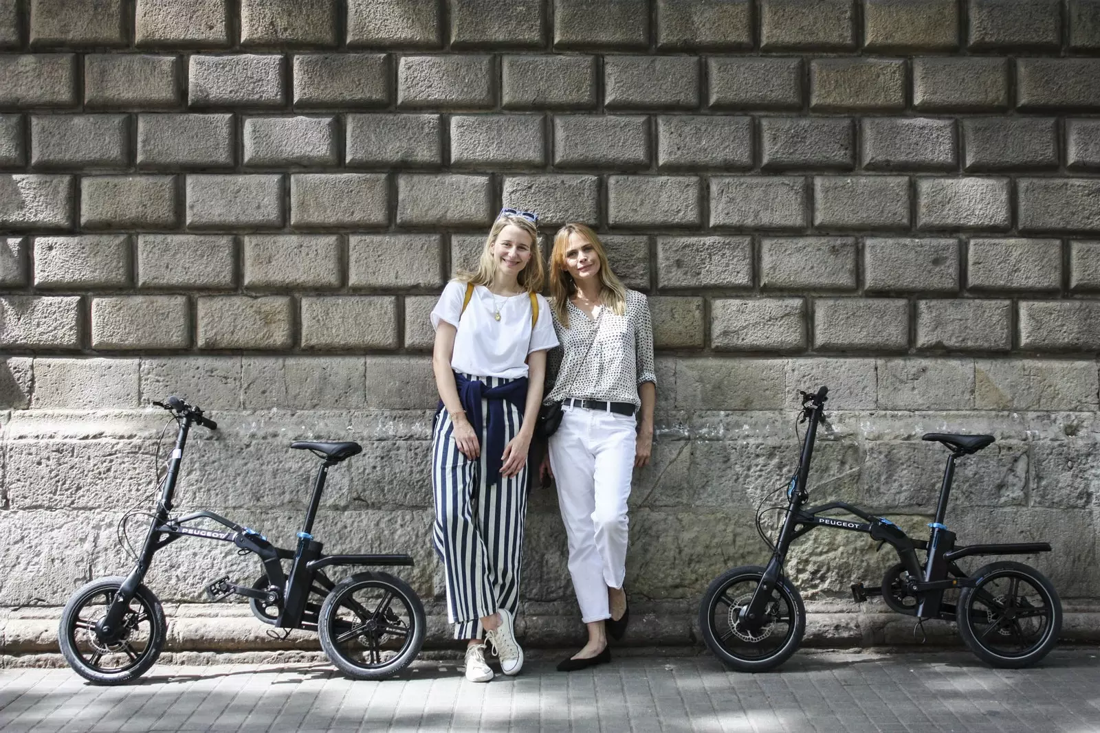 María León och Verónica Blume på Las Ramblas med sina Peugeot eF01 hybridcyklar.