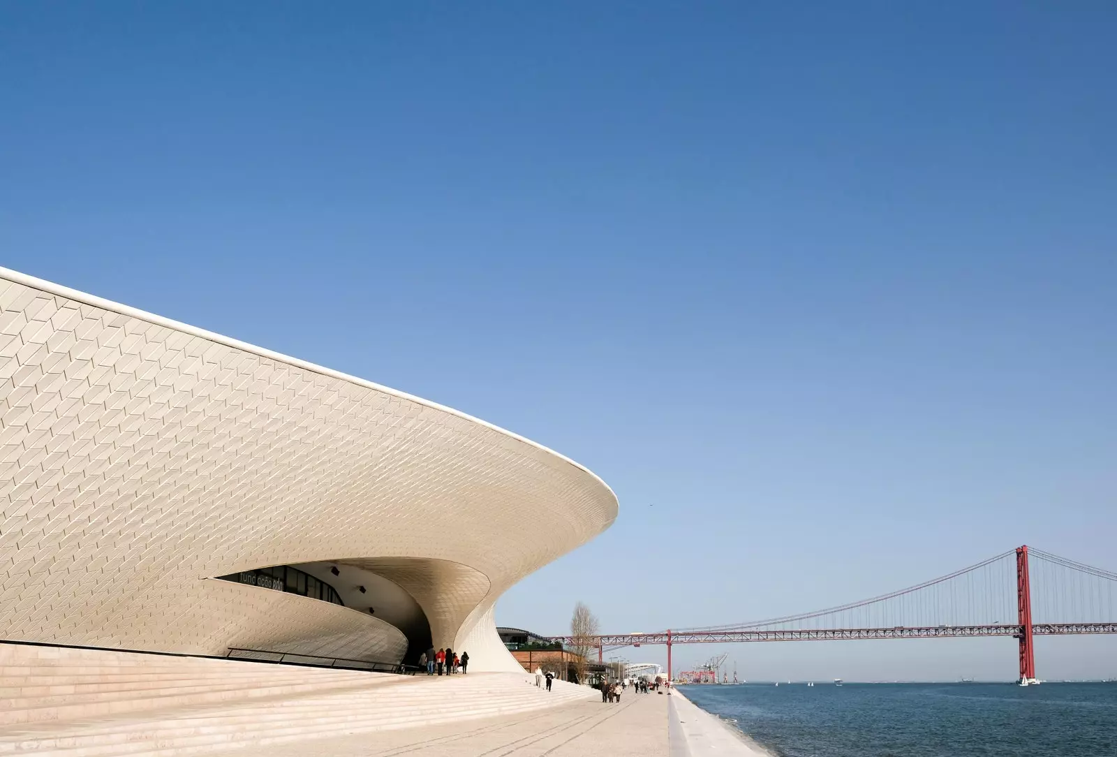 Otroliga kurvor av MAAT i stadsdelen Belem i Lissabon.