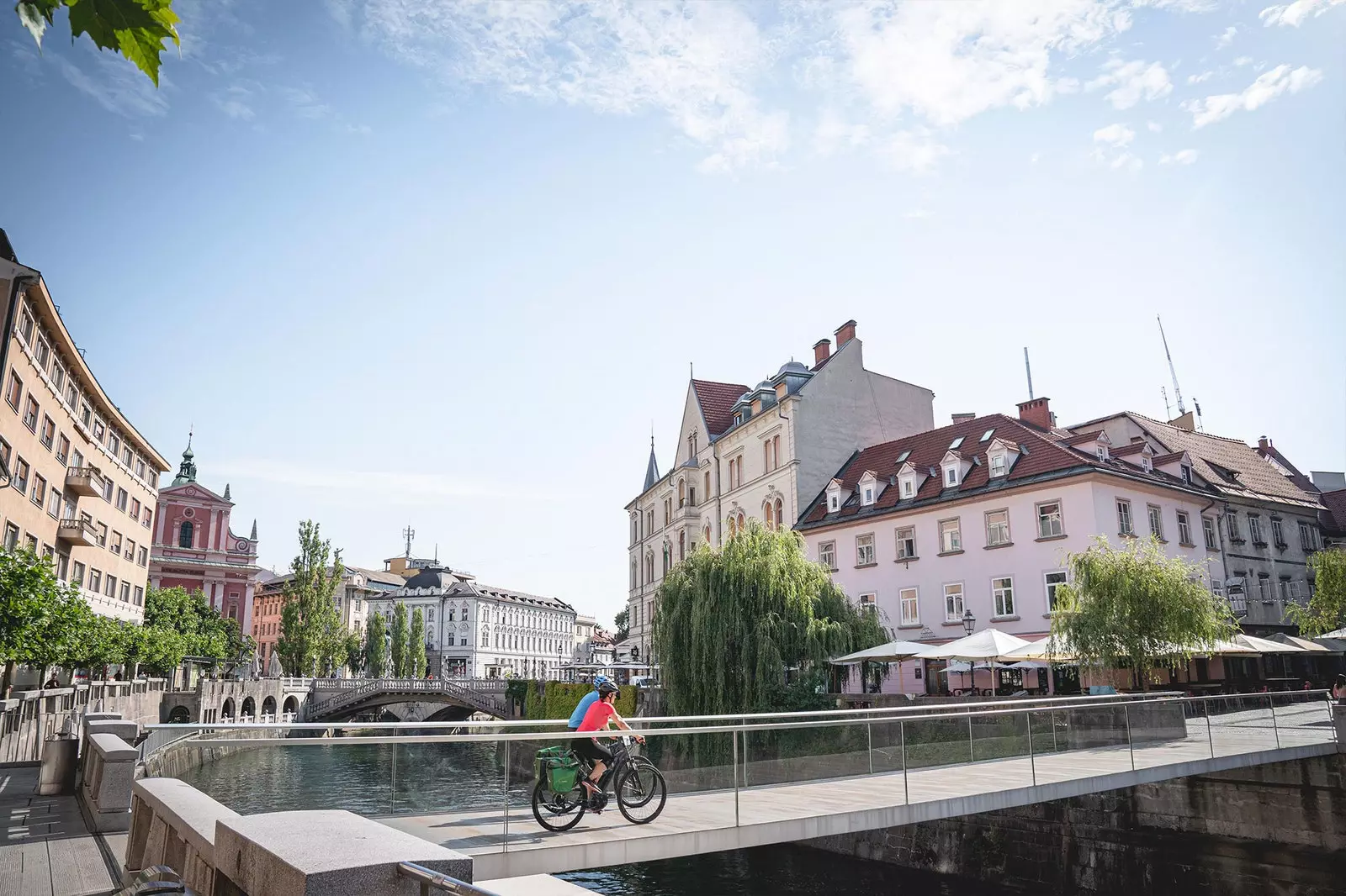 pasangan berbasikal melalui slovenia