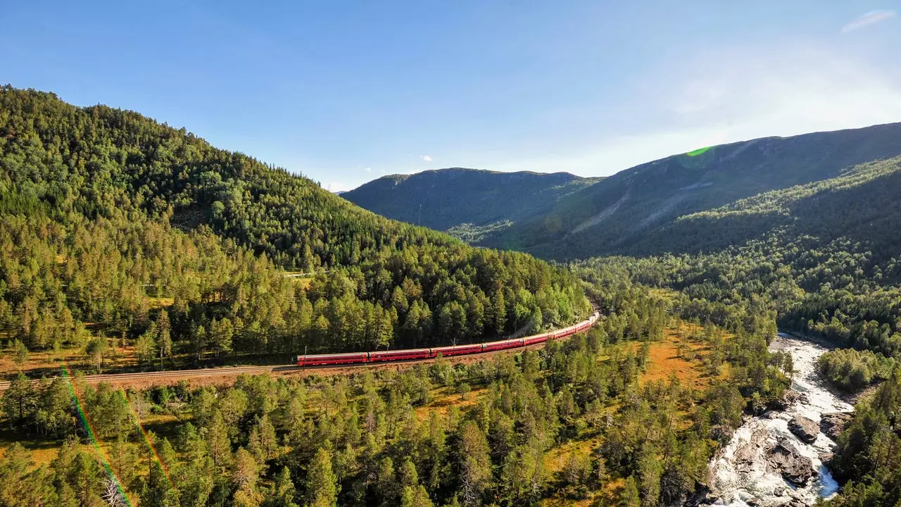 Aquest tren us porta de viatge a través del Cercle Polar Àrtic sota el sol de mitjanit