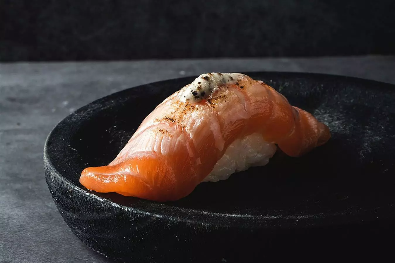 Red Project Sushi တွင် Salmon Nigiri