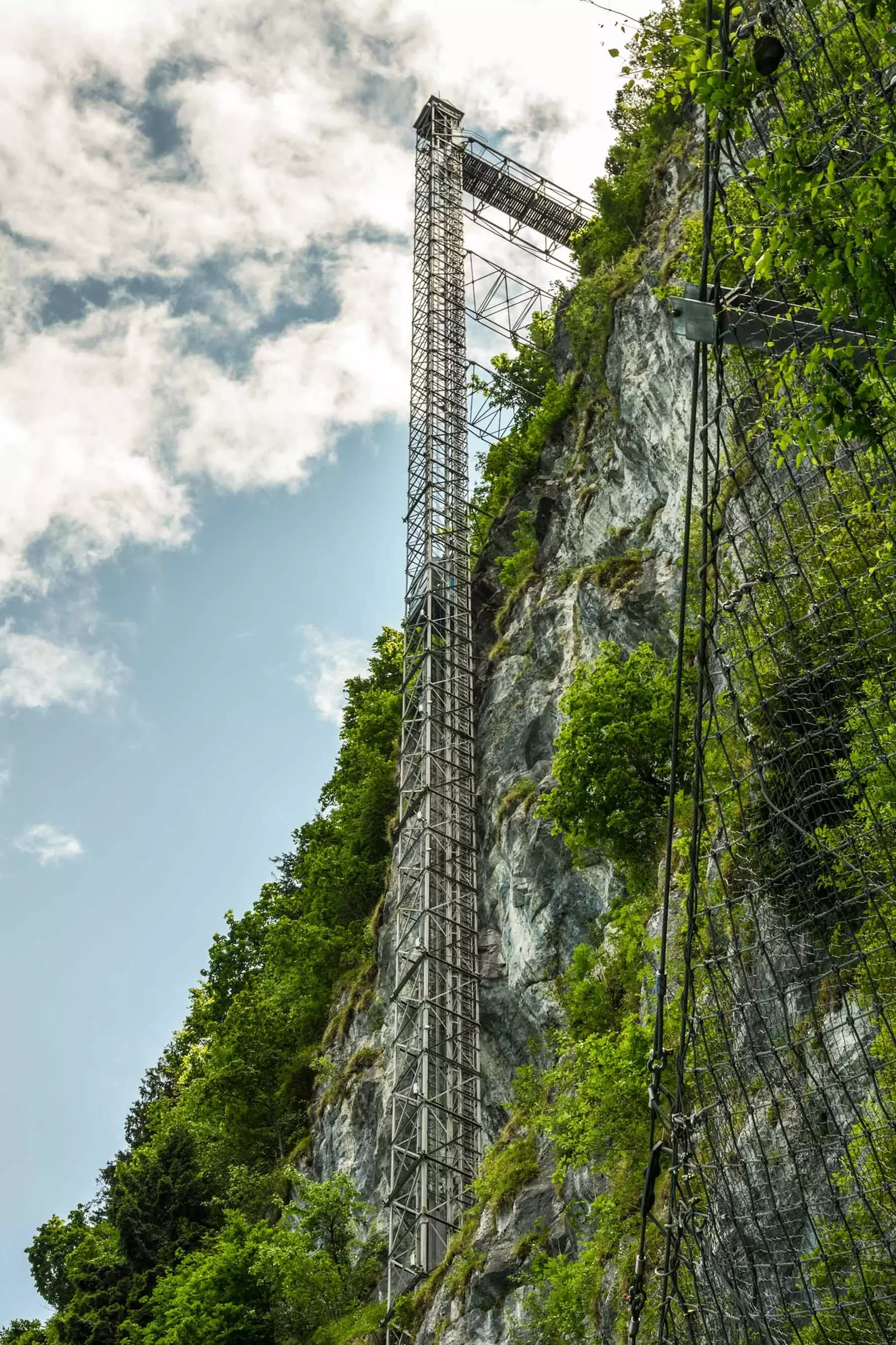 Pogled na žičaru Hammetschwand sa staze Felsenweg