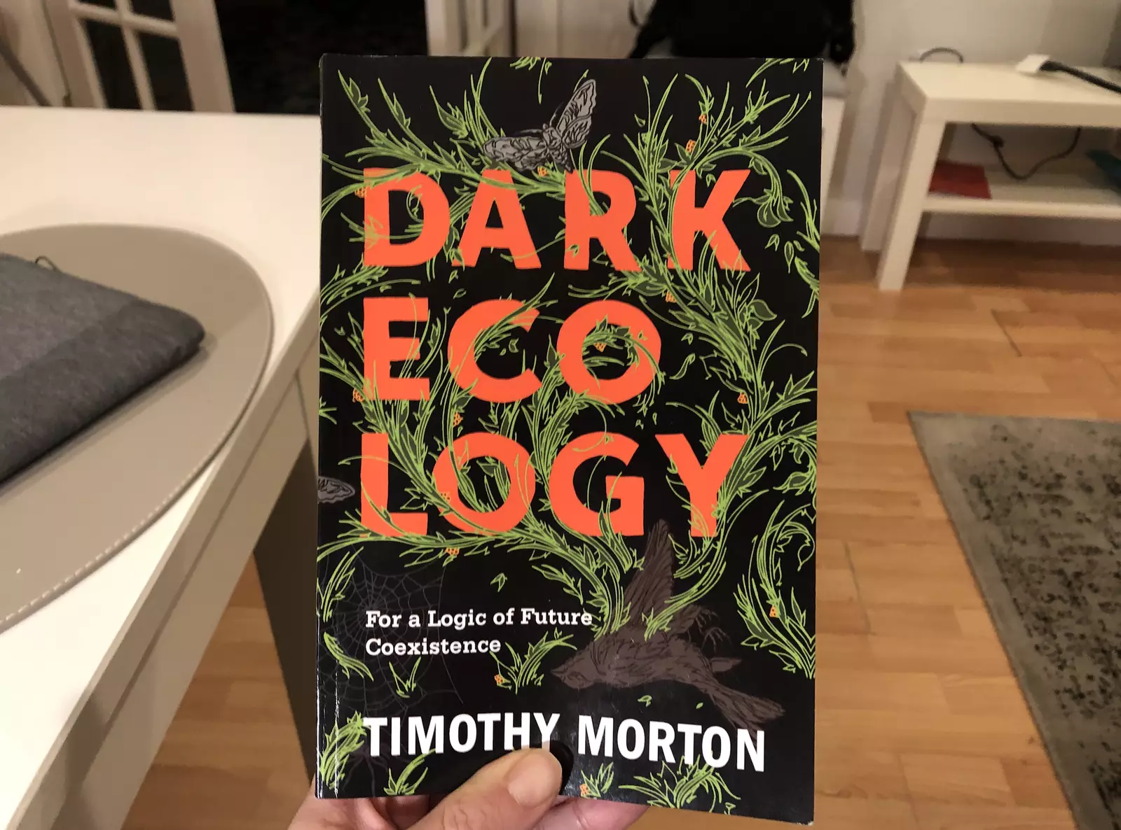 Muka depan buku 'Dark Ecology' oleh Timothy Morton