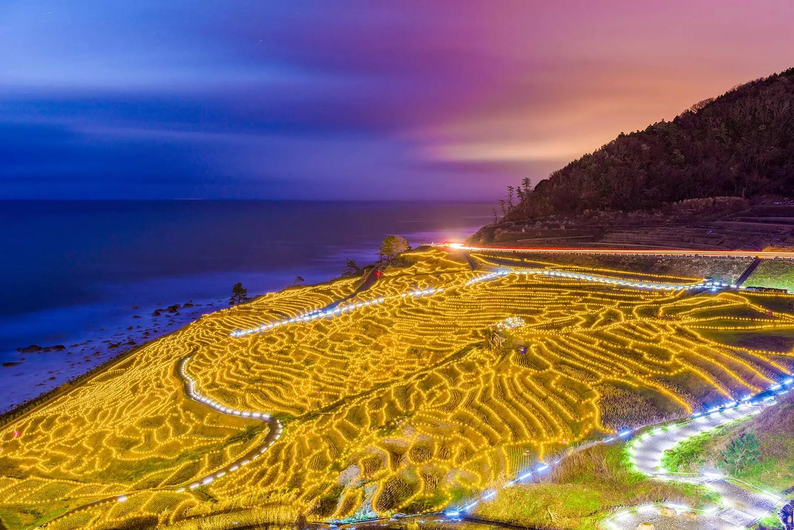 Valot valaisevat Shiroyone Thousand Paddy Fieldin yöllä