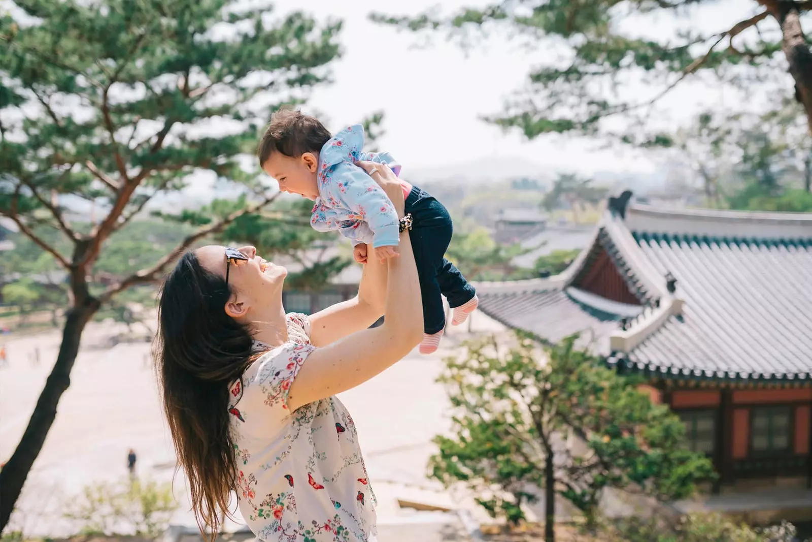 majka diže bebu u japanu