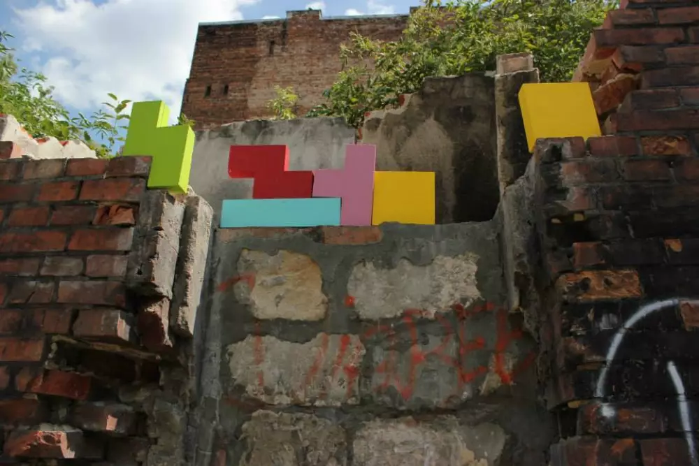 L'artista Aïda Gómez dialoga con l'arredo urbano e le strade di Lavapis.