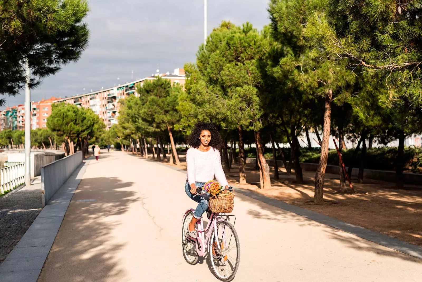 Frau mit dem Fahrrad durch Madrid Río